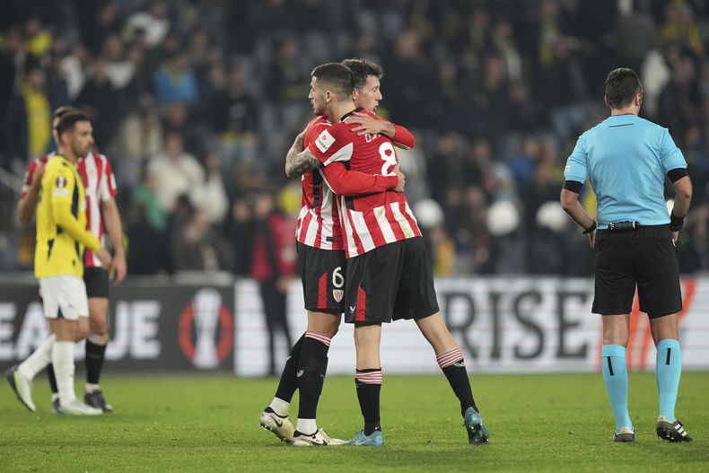 Los jugadores del Athletic Bilbao celebran la victoria ante el Fenerbahce, en un partido de la Liga Europa, disputado el miércoles 11 de diciembre de 2024 (AP Foto/Francisco Seco)