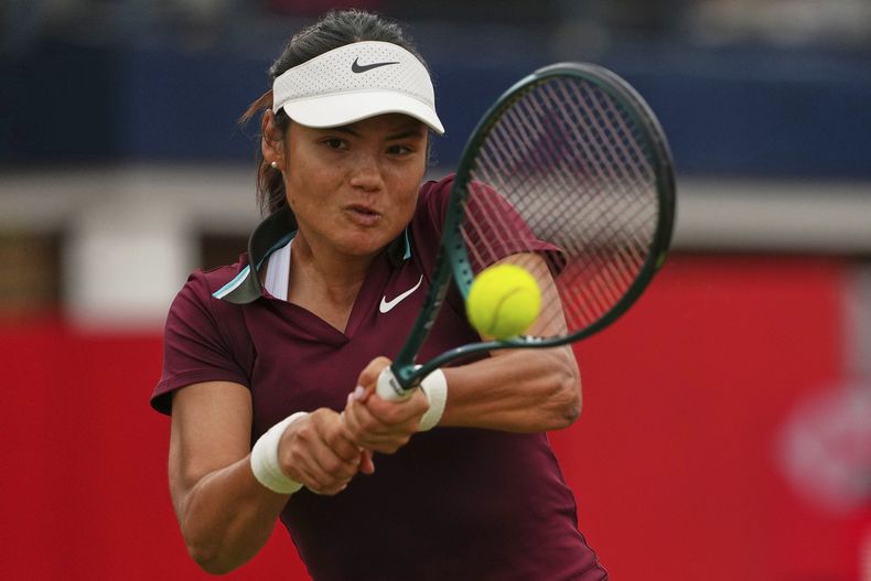 La británica Emma Raducanu devuelve una pelota a la china Zheng Qinwen durante un partido de cuartos de final de singles femenil en el torneo de tenis sobre césped del Queens Club en Londres, el viernes 13 de junio de 2025. (Foto AP/Joanna Chan)