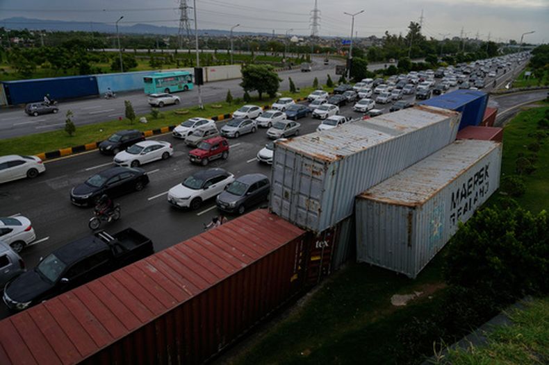 Contenedores de carga colocados por el gobierno para evitar una marcha de partidarios del ex primer ministro Imran Khan, en Islamabad, Pakistán, el 28 de septiembre del 2026. (AP foto/Anjum Naveed)