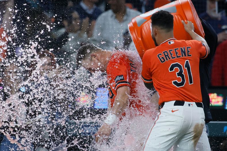 Spencer Torkelson, de los Tigres de Detroit, es empapado con la hielera por Riley Greene después de conectar el hit decisivo en el juego del viernes 15 de mayo de 2026 ante los Azulejos de Toronto (AP Foto/Duane Burleson)