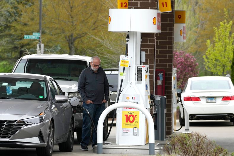 Un cliente carga combustible en una gasolinera de Buffalo Grove, Illinois, 23 de abril de 2024. (AP Photo/Vietnam Y. Vaya, Archivo)