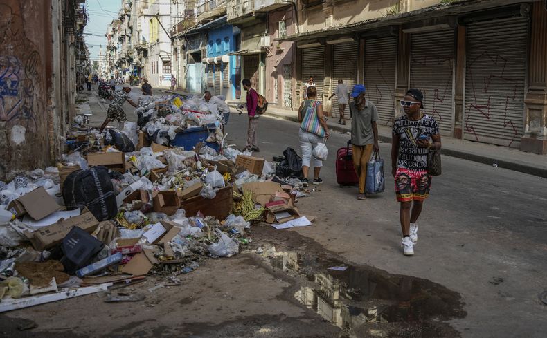 La basura se acumula en las aceras de La Habana, Cuba, el martes 24 de septiembre de 2024. (Foto AP/Ramón Espinosa)