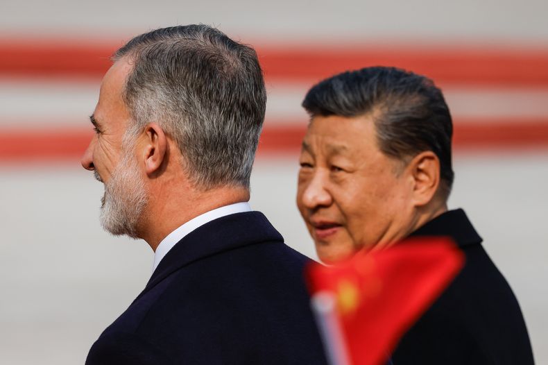 El rey Felipe VI de España, a la izquierda, y el presidente de China, Xi Jinping, asisten a una ceremonia de bienvenida en el Gran Salón del Pueblo en Beijing, China, el miércoles 12 de noviembre de 2025. (Maxim Shemetov/Pool Foto via AP)