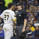 El dominicano Willy Adames, de los Cerveceros de Milwaukee, discute con el umpire del plato Adam Beck durante el juego del sábado 29 de abril de 2023 (AP Foto/Jeffrey Phelps)