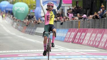 El irlandés Ben Healy celebra tras ganar la octava etapa del Giro de Italia entre Terni y Fossombrone el sábado 13 de mayo del 2023. (Gian Mattia DAlberto/LaPresse via AP)