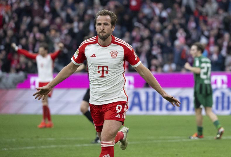 Harry Kane del Bayern Munich celebra tras anotar el segundo gol de su quipo en el encuentro ante el Borussia Mönchengladbach en la Bundesliga el sábado 3 de febrero del 2024. (Sven Hopper/dpa via AP)
