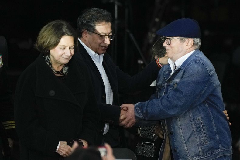 Rodrigo Londono, presidente del partido político COMUNES y excomandante de las Fuerzas Armadas Revolucionarias de Colombia (FARC), a la derecha, estrecha la mano del presidente de Colombia, Gustavo Petro, durante una ceremonia que marca el octavo aniversario de la firma del acuerdo de paz entre el gobierno y las FARC en Bogotá, Colombia, el jueves 21 de noviembre de 2024. (Foto AP/Fernando Vergara)