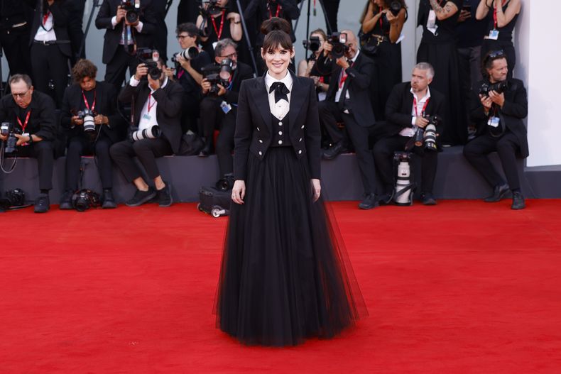 Winona Ryder posa a su llegada al estreno de la película Beetlejuice Beetlejuice y a la ceremonia de apertura de la 81ª edición del Festival de Cine de Venecia en Venecia, Italia, el miércoles 28 de agosto de 2024. (Foto Vianney Le Caer/Invision/AP)
