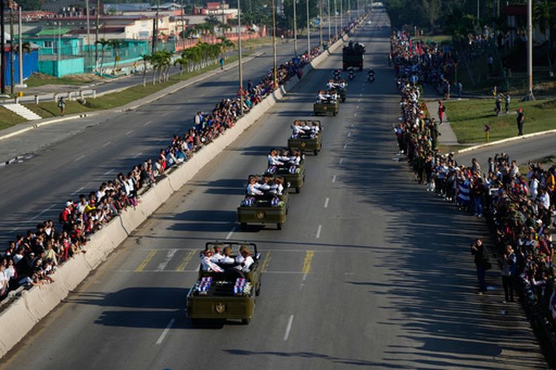 Una caravana transporta los restos de los oficiales cubanos fallecidos durante la operación estadounidense en Venezuela para capturar al expresidente Nicolás Maduro, a través de La Habana, Cuba, el jueves 15 de enero de 2026. (Foto AP/Ramón Espinosa)