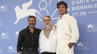 Oscar Isaac, de izquierda a derecha, el director Guillermo del Toro y Jacob Elordi posan en la sesión fotográfica de la película Frankenstein durante la 82a edición del Festival de Cine de Venecia en Venecia, Italia, el sábado 30 de agosto de 2025. (Foto Alessandra Tarantino/Invision/AP)