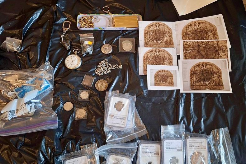 Foto difundida por el Ministerio del Interior de Bulgaria el 20 de noviembre del 2025 que muestra artefactos incautados en un operativo europeo contra el tráfico de antigüedades. (AP foto via Ministerio del Interior de Bulgaria)
