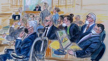 ARCHIVO - El cuadro de la artista muestra al líder de los Oath Keepers, Stewart Rhodes, y otros cuatro miembros del grupo de extrema derecha acusados de conspiración sediciosa por su papel en el asalto al Capitolio del 6 de enero de 2021, en el tribunal en Washington, 6 de octubre de 2022. En el banquillo de testigos, el acusado John Zimmerman; los acusados Thomas Caldwell, 2do izquierda al frente; Rhodes, con parche en el ojo; Jessica Watkins, 3ra derecha; Kelly Meggs, 2do derecha; Kenneth Harrelson, derecha. La fiscal Kathryn Rakoczy, con vestido azul, está de pie a la derecha del juez Amit Mehta. Watkins fue condenada a 8 años de prisión el viernes 26 de mayo de 2023. (Dana Verkouteren via AP)