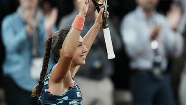 La campeona Krejcikova cae en el debut, Swiatek alarga racha