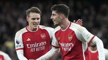 Martin Odegaard (izquierda) celebra con Kai Havertz tras anotar el primer gol de Arsenal en la victoria 2-0 ante Luton Town en la Liga Premier, el miércoles 3 de abril de 2024. (AP Foto/Frank Augstein)