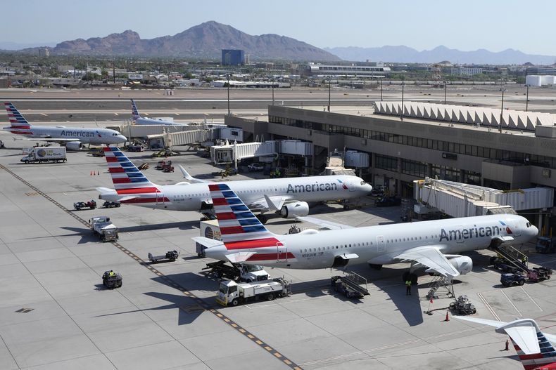 Aviones de American Airlines en el Aeropuerto Internacional Phoenix Sky Harbor el 19 de julio del 2024. . (AP foto/Ross D. Franklin)