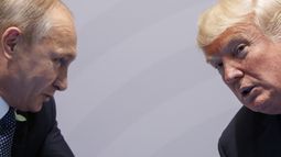 ARCHIVO - El presidente de Estados Unidos, Donald Trump, se reúne con el de Rusia, Vladímir Putin, en la cumbre del G20 en Hamburgo, Alemania, el 7 de julio de 2017. (AP Foto/Evan Vucci, archivo)