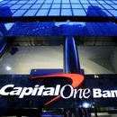 En esta imagen del 7 de mayo de 2009, se muestra una sucursal de Capital One Bank en Nueva York. (AP Foto/Mark Lennihan, Archivo)