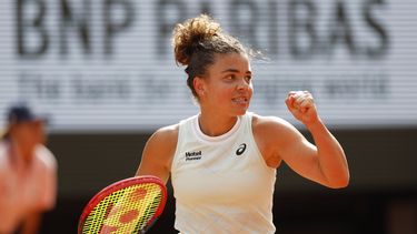 La italiana Jasmine Paolini reacciona durante su partido de semifinales del Abierto de Francia contra la rusa Mirra Andreeva en el estadio Roland Garros de París, el jueves 6 de junio de 2024. (AP Foto/Jean-François Badias)
