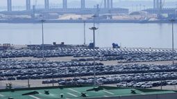 Vehículos para exportación, estacionados en un puerto en Pyeongtaek, Corea del Sur, el 1 de agosto de 2025. (AP Foto/Ahn Young-joon)