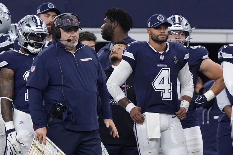 El entrenador en jefe de los Dallas Cowboys, Mike McCarthy, a la izquierda, y el mariscal de campo Dak Prescott (4) observan el juego contra los Detroit Lions en la segunda mitad en Arlington, Texas, el domingo 13 de octubre de 2024. (AP Foto/LM Otero)