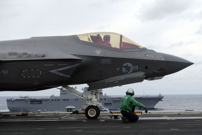 Un cazabombardero estadounidense F-35-C y su dotación se preparan para una demostración de vuelo durante el ejercicio naval conjunto Annualex 23, desde el portaviones USS Carl Vinson frente a la costa de Japón, sábado 11 de noviembre de 2023. (AP Foto/Mari Yamaguchi).