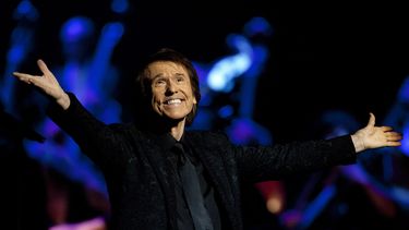 ARCHIVO - Raphael se presenta en el Teatro Real en Madrid, España el 22 de julio de 2015. (Foto AP/Abraham Caro Marin, archivo)