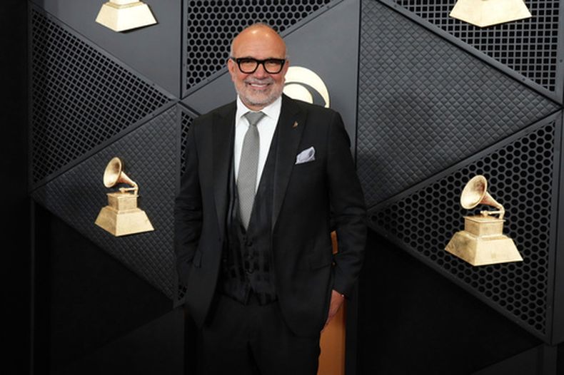 ARCHIVO - Manuel Abud llega a la 66.ª edición anual de los premios Grammy el domingo 4 de febrero de 2024 en Los Ángeles. (Fotto Jordan Strauss/Invision/AP, archivo)