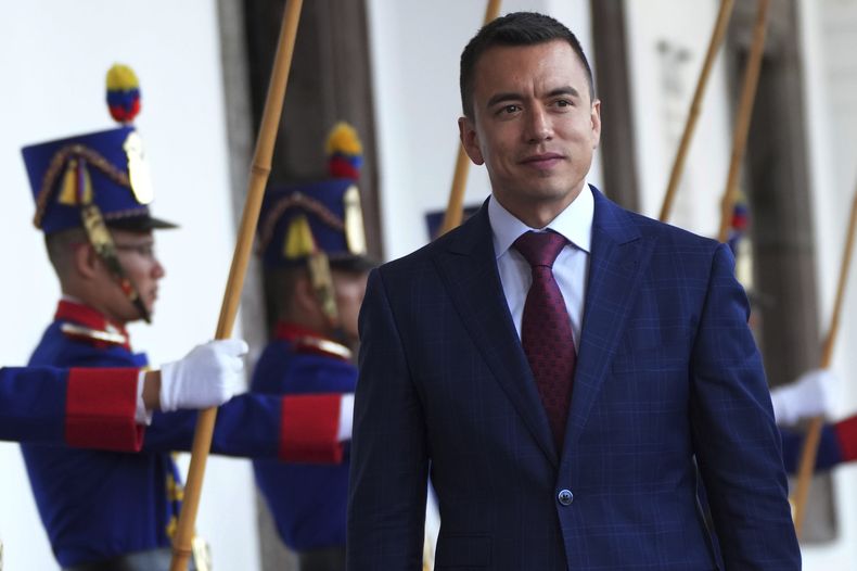 El presidente electo de Ecuador, Daniel Noboa, llega al palacio de gobierno para reunirse con el presidente Guillermo Lasso para iniciar el proceso de transición en Quito, Ecuador, el martes 17 de octubre de 2023. La toma de posesión del cargo está prevista para el 23 de noviembre. (AP Foto/Dolores Ochoa)