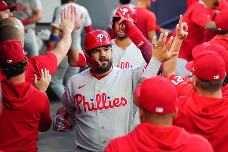 Kyle Schwarber, centro, de los Filis de Filadelfia, celebra en la caseta después de batear un jonrón de dos carreras frente a los Azulejos de Toronto durante la cuarta entrada del juego de béisbol de Grandes Ligas, el miércoles 10 de junio de 2026, en Toronto. (Chris Young/The Canadian Press via AP)