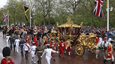 El Rey Carlos III y la reina Camila se trasladan en el carruaje dorado al Palacio de Buckingham tras la coronación en la Abadía de Westminster en Londres el 6 de mayo del 2023. (Adrian Dennis, Pool via AP)