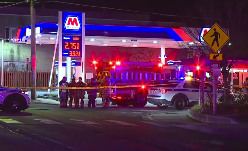 Imagen tomada de video entregado por WMAR que muestra a policías y bomberos cerca del lugar del tiroteo en Towson, Maryland, el 17 de diciembre del 2024. (WMAR via AP)