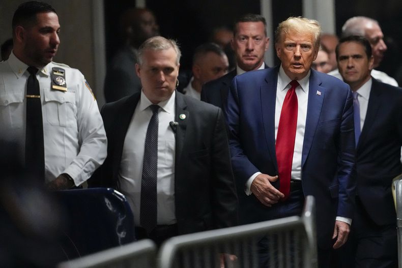 ARCHIVO - El expresidente estadounidense Donald Trump sale de la corte penal de Manhattan, el 15 de febrero de 2024, en Nueva York. (AP Foto/Mary Altaffer, archivo)