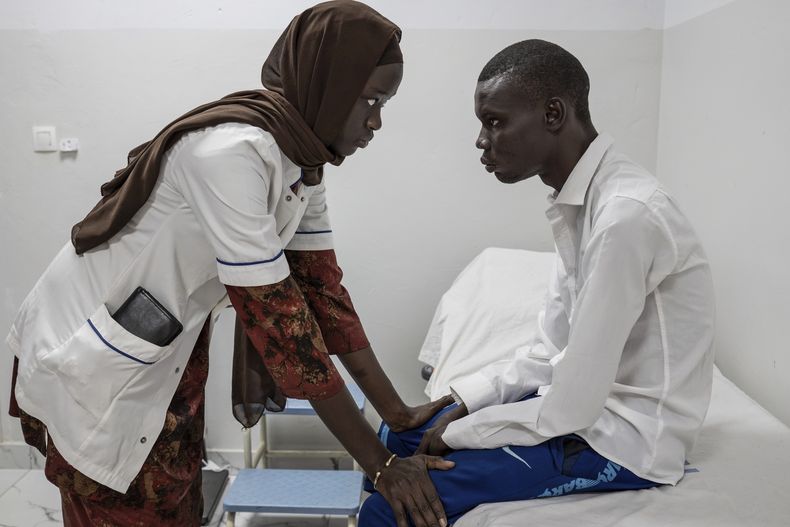La estudiante de neurología Henriette Dieng examina a Abdou Diop, un paciente con una neuropatía genética, en la clínica Pedro Rodríguez en Dakar, Senegal, el 10 de enero del 2025. (AP foto/Annika Hammerschlag)