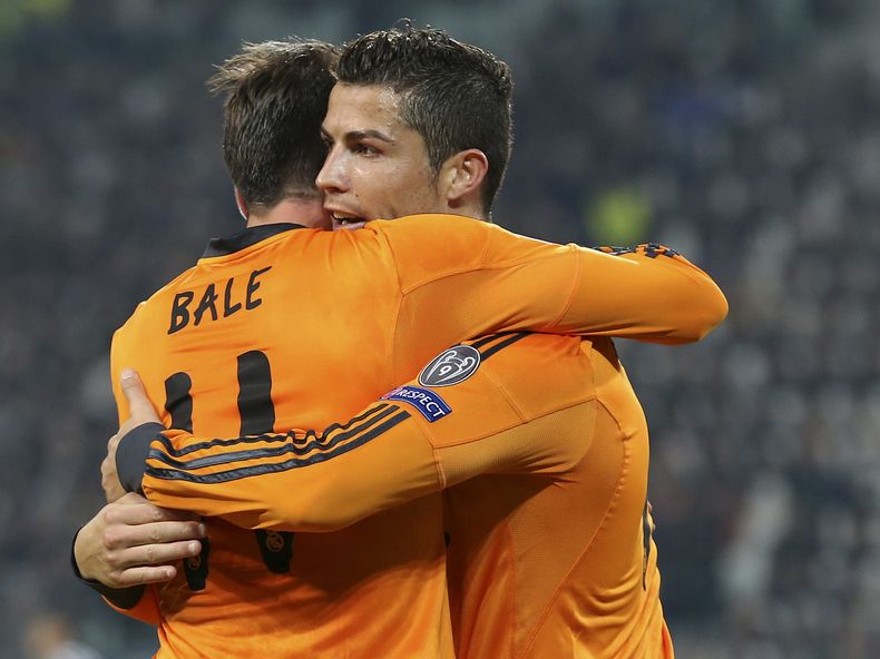 El jugador del Real Madrid, Gareth Bale, izquierda, abraza a su compa&ntilde;ero Cristiano Ronaldo tras anotar un gol contra Juventus por la Liga de Campeones el martes, 5 de noviembre de 2013, en Tur&iacute;n. (AP Photo/Antonio Calanni)