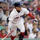 Yu Chang de los Medias Rojas de Boston corre en su sencillo impulsador de dos carreras durante el segundo episodio del juego ante los Atléticos de Oakland, en Boston. Viernes 7 de julio de 2023. (AP Foto/Michael Dwyer)