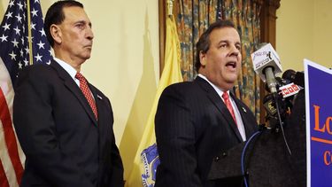 americateve | El representante Frank LoBiondo, izquierda, escucha mientras el gobernador Chris Christie respalda su intento por ser reelegido en el Capitolio estatal en Trenton, Nueva Jersey, el lunes 6 de enero de 2014. Al d&iacute;a siguiente, Christie efectu&oacute;