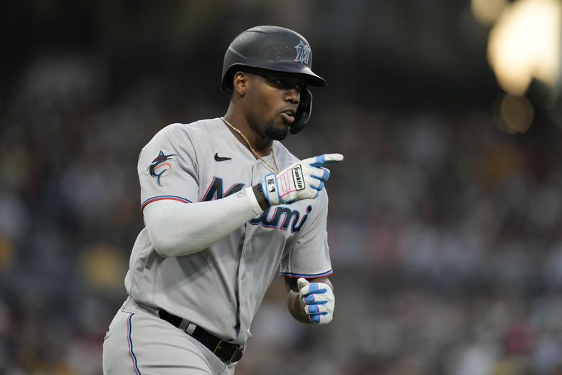 El cubano Jorge Soler de los Marlins de Miami celebrando un cuadrangular conectado en el juego ante los Padres de San Diego. Martes 22 de agosto de 2023, en San Diego. (AP Foto/Gregory Bull)