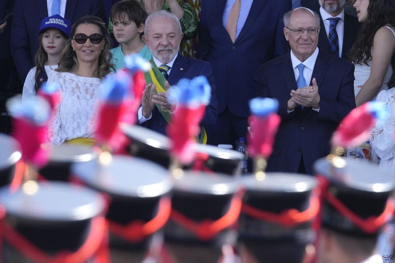 El presidente de Brasil Luiz Inácio Lula da Silva, al centro; la primera dama Rosangela da Silva, a la izquierda; y el vicepresidente Geraldo Alckmin durante el desfile militar por el Día de la Independencia, el domingo 7 de septiembre de 2025, en Brasilia. (AP Foto/Eraldo Peres)