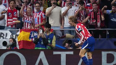 Pablo Barrios celebra tras anotar un gol para el Atlético de Madrid en el partido contra Manchester United en la Liga de Campeones, el martes 13 de octubre de 2026. (AP Foto/Bernat Armangue)