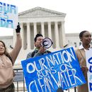 ARCHIVO - Bethsaida Sigaran (izquierda) y su hermano Jaime Sigaran, protestan afuera de la Corte Suprema de Estados Unidos, en Washington, el 3 de octubre de 2022, en favor a la Ley de Agua Limpia de la nación. (AP Foto/Jacquelyn Martin, Archivo)