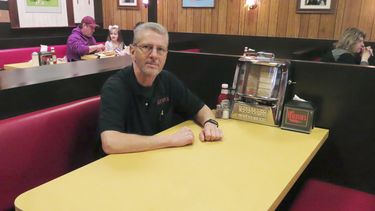 Ron Stark, copropietario de Holstens, la heladería y restaurante de Bloomfield Nueva Jersey donde se filmó la escena final de la serie de televisión The Sopranos, sentado el 5 de marzo de 2024 en una recreación del gabinete donde Tony Soprano tuvo su escena final. El día anterior, la mesa original utilizado en la serie se vendió en una subasta en línea por 82.600 dólares a un comprador anonimo. (Foto AP/Wayne Parry)