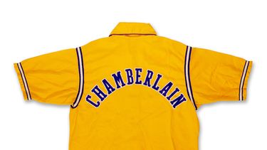 Esta fotografía sin fecha proporcionada por Sothebys muestra una chaqueta de calentamiento utilizada por Wilt Chamberlain durante las Finales de la NBA de 1972, la cual fue encontrada en una tienda de segunda mano en Oregón. (Sothebys vía AP)