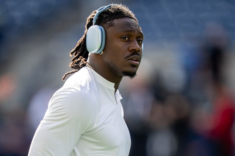 ARCHIVO - Foto del 9 de septiembre del 2026, el receptor de los Patriots de Nueva Inglaterra A.J. Brown observa los entrenamientos antes del juego ante los Seahawks de Seattle. (AP Foto/Stephen Brashear, Archivo)