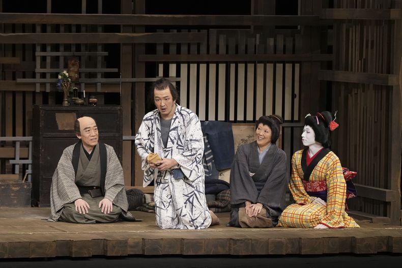 En esta fotografía proporcionada por Shochiku, actores en una función en “Bunshichi Mottoi Monogatari” de Yoji Yamada en el teatro Kabukiza de Tokio, el lunes 2 de octubre de 2023. De izquierda a derecha, Kamezo Kataoka, como el propietario Jinpachi, Shido. Nakamura, como Chobe, Shinobu Terajima, como su esposa Okane, y Tamataro Nakamura, como su hija Ohisa. (Shochiku vía AP)