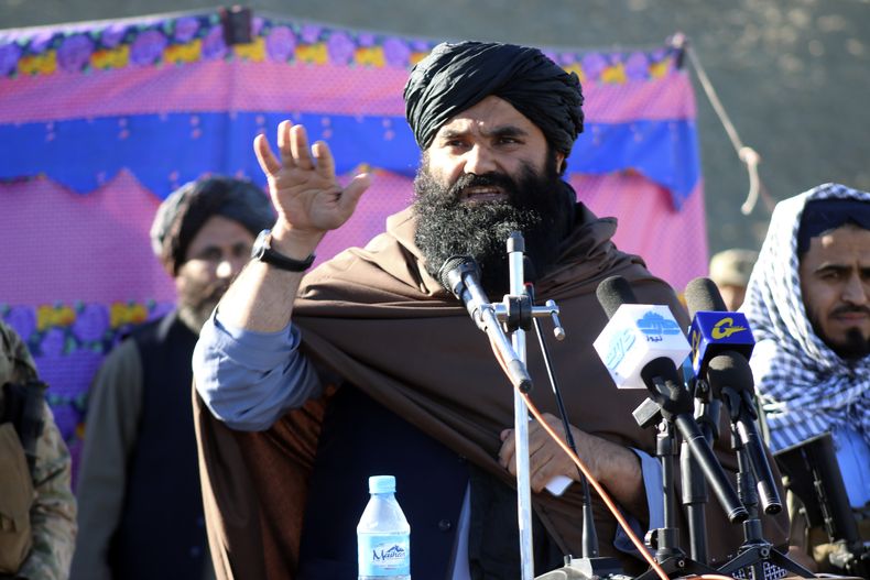 El ministro del interior en funciones Sirajuddin Haqqani, durante una ceremonia fúnebre para Khalil Haqqani, ministro para refugiados y repatriación, durante su procesión fúnebre, el 12 de diciembre de 2024, en la provincia de Paktia, Afganistán. (AP Foto/Saifullah Zahir, Archivo)