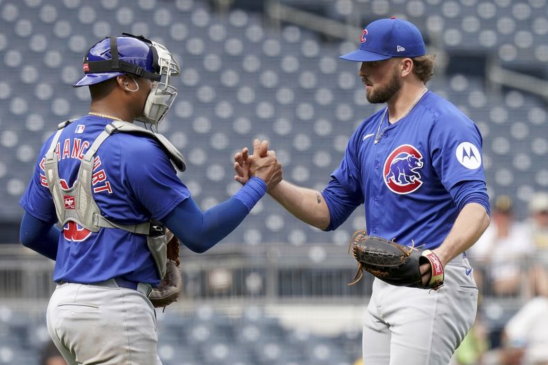 El lanzador relevista de los Cachorros de Chicago, Porter Hodge, a la derecha, celebra con el receptor Christian Bethancourt, a la izquierda, después de sacar el último out contra los Piratas de Pittsburgh, el miércoles 28 de agosto de 2024, en Pittsburgh. (AP Foto/Matt Freed)