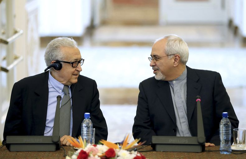 El canciller iran&iacute; Mohamad Javad Zarif, derecha, conversa con el enviado de las Naciones Unidas y la Liga Arabe en Siria, Lakhdar Brahimi, en una conferencia de prensa conjunta en Teher&aacute;n, Ir&aacute;n, el s&aacute;bado 26 de octubre del 2013