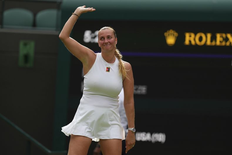 La checa Petra Kvitova saluda a la afición tras perder su duelo ante la estadounidense Emma Navaro en la primera ronda de Wimbledon el martes primero de julio del 2025. (AP Foto/Kirsty Wigglesworth)