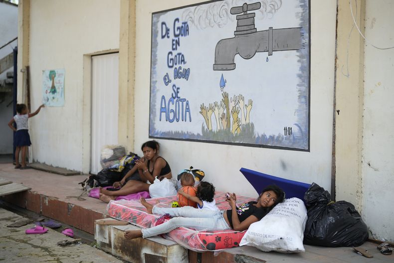 Personas desplazadas por ataques guerrilleros que han matado a decenas y obligado a miles a huir de sus hogares, se reúnen en una escuela que sirve como refugio temporal en Tibú, Colombia, el martes 21 de enero de 2025. (AP Foto/Fernando Vergara)