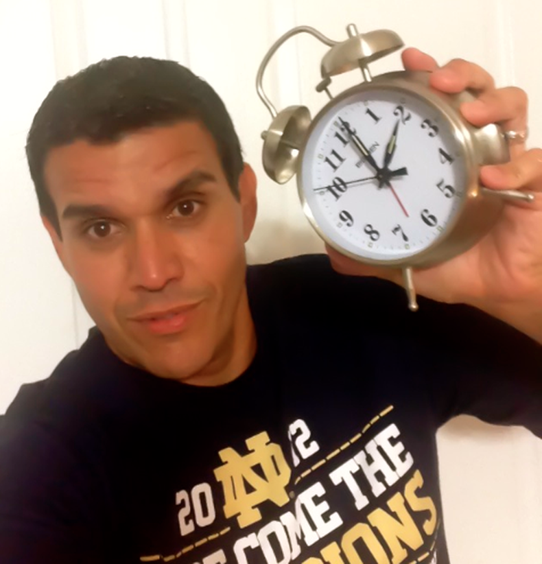 ATRASE LOS RELOJES Y CAMBIE LAS BATERÍAS DE LAS ALARMAS DE INCENDIO Y DETECTORES DE CO2.